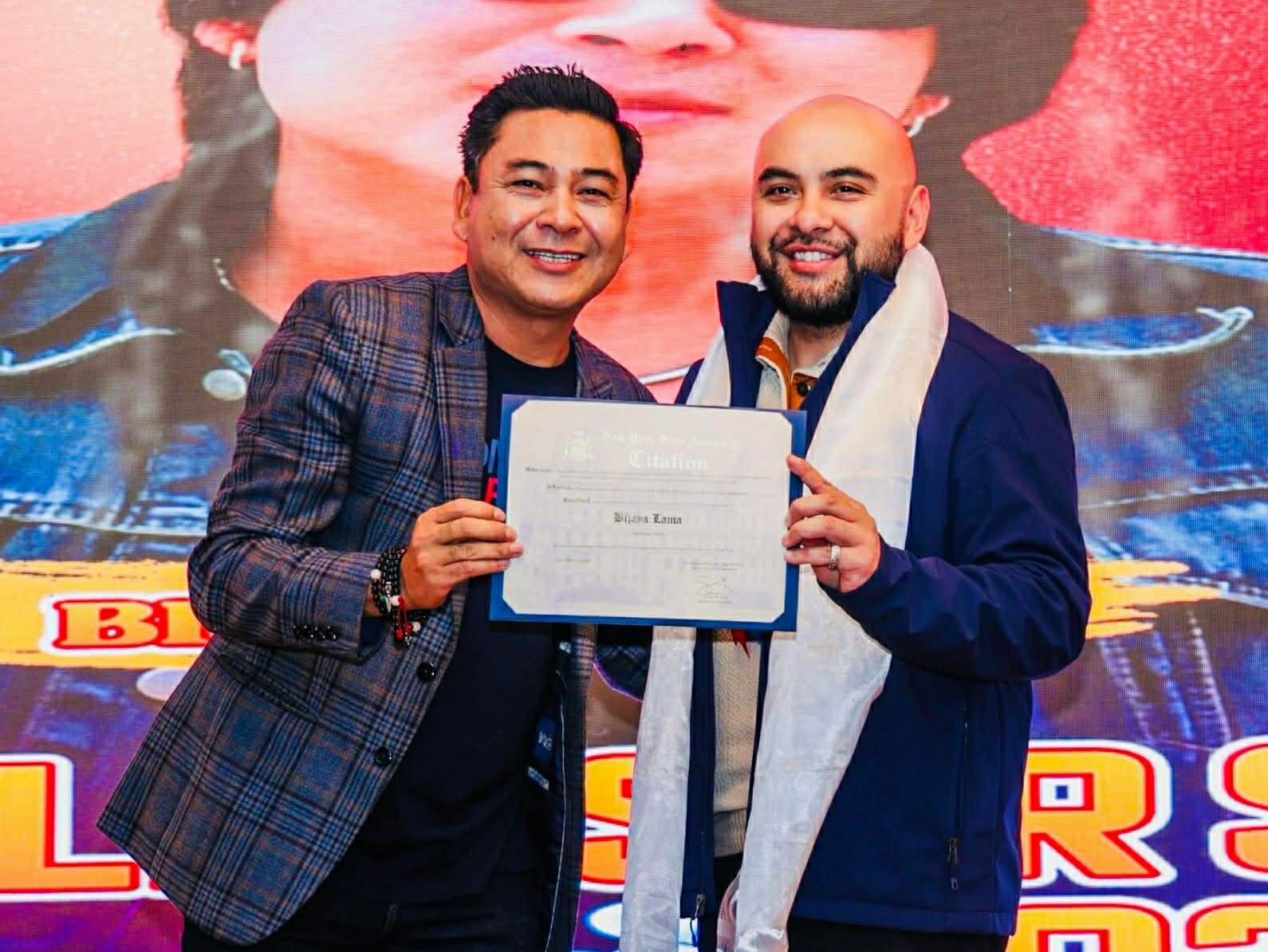 न्यूयोर्कका एसेम्ली मेम्बर रागाद्वारा गायक विजय लामा सम्मानित