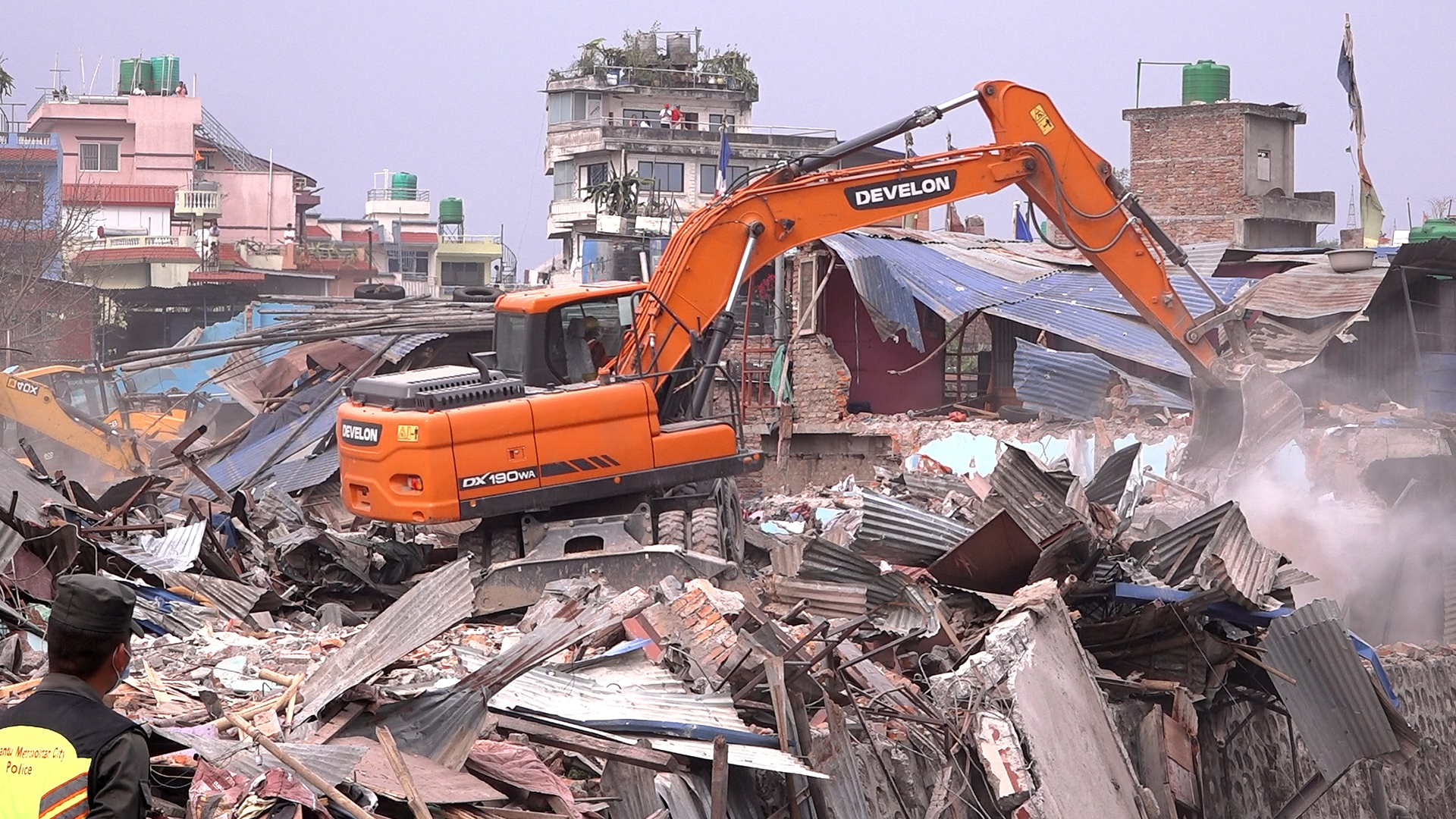 गैरीगाउँको सुकुम्बासी बस्तीमा डोजर चलाइयो
