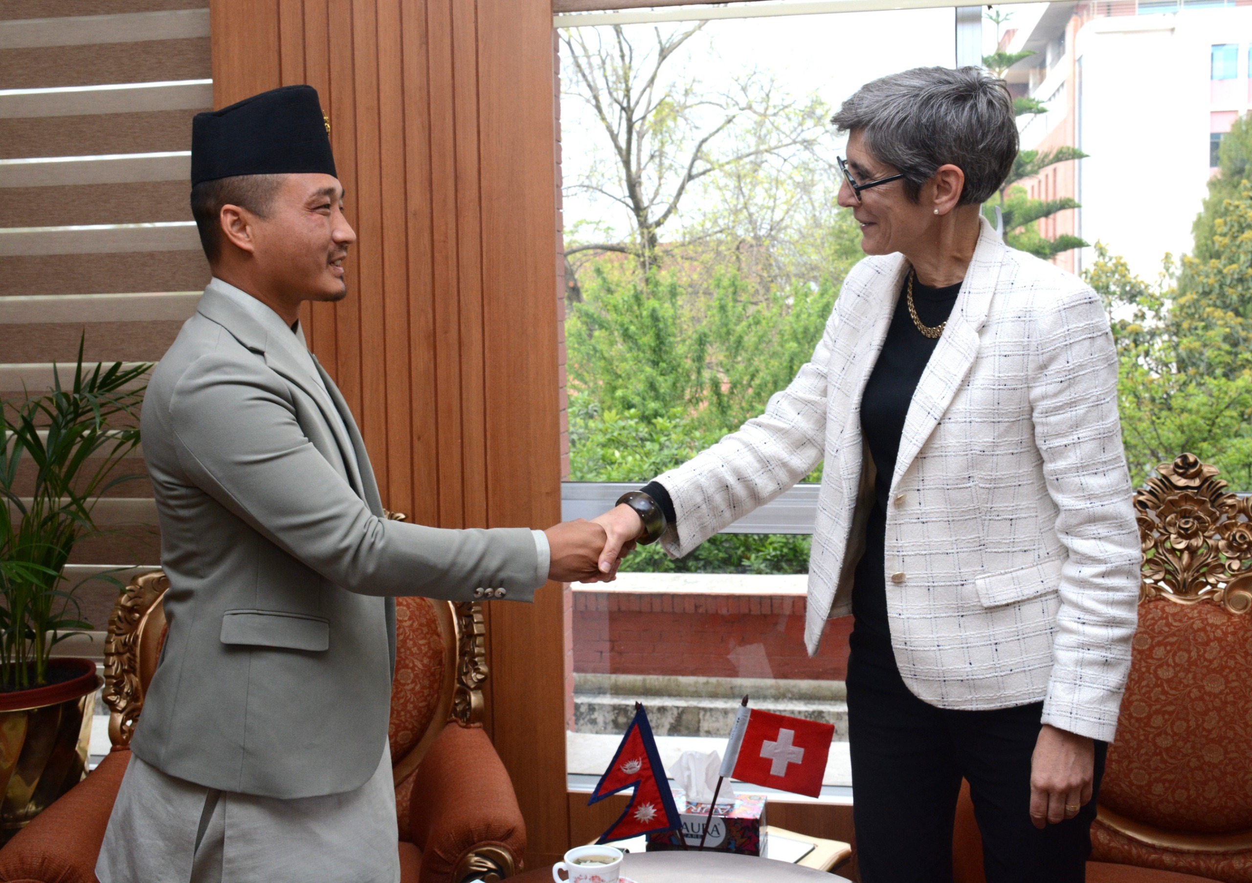 गृहमन्त्री गुरुङ र स्वीस राजदूत डेनिएल मैवलीबीच शिष्टाचार भेटघाट