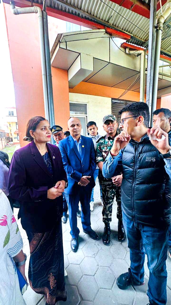 स्वास्थ्यमन्त्री मेहता आकस्मिक अनुगमनमा, झन्झट होइन राहत महसुस गराउन निर्देशन